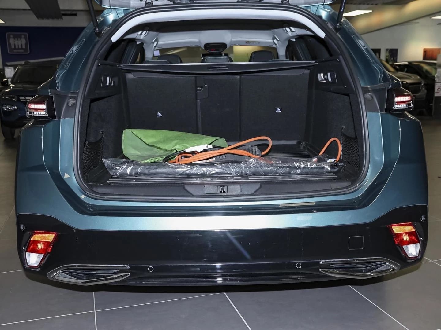 Peugeot 308 SW Allure Pack Hybrid 180 NAVI SHZ PDC KLIMA — 8
