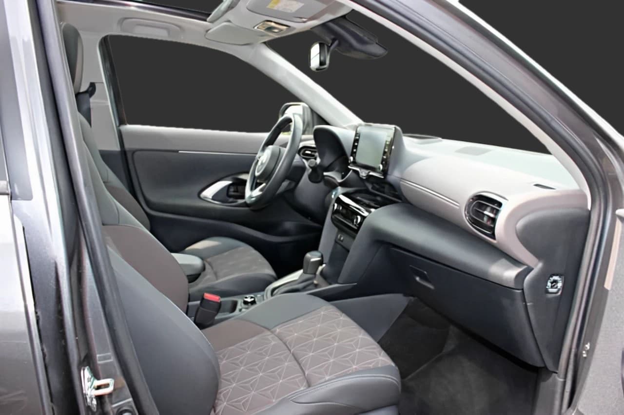 Toyota Yaris Cross Hybrid AWD-i Elegant mit elektrischer Heckklappe, Panoramadach, Allwetterreifen, HeadUp-Display, — 10