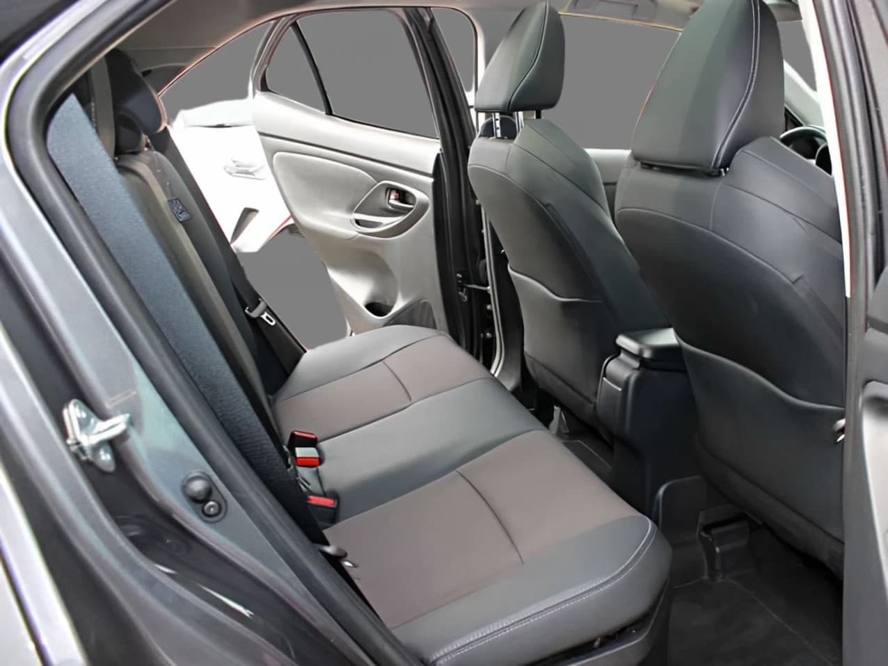Toyota Yaris Cross Hybrid AWD-i Elegant mit elektrischer Heckklappe, Panoramadach, Allwetterreifen, HeadUp-Display, — 11