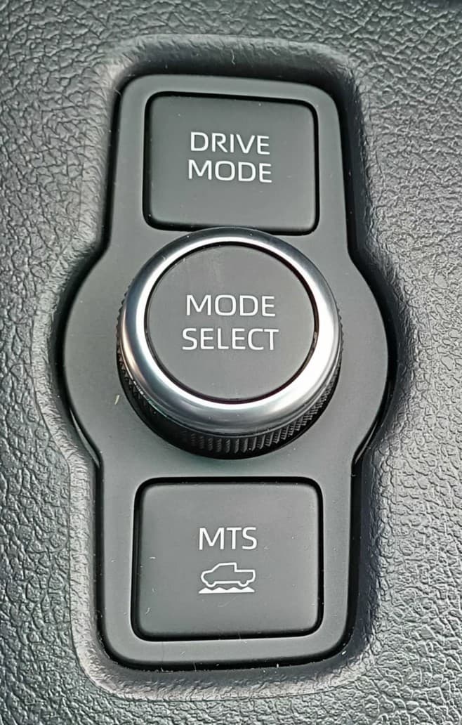 Toyota Hilux Invincible Double Cab 2.8 D-4D MildHybrid AUTOM./NAVI/KAMERA — 4