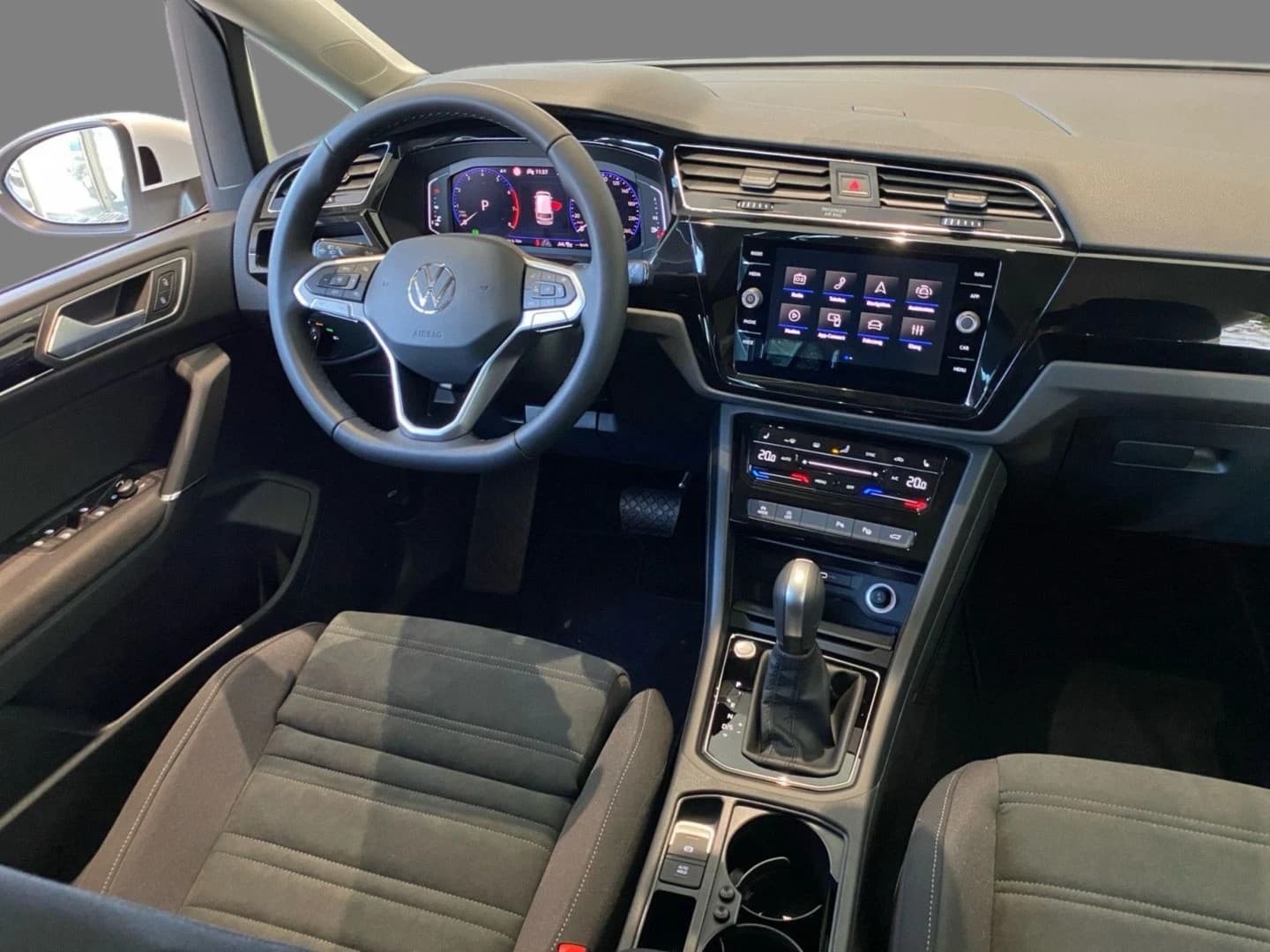Volkswagen Touran Highline 1,5 l TSI 150 PS DSG AHK KAM NAV — 4