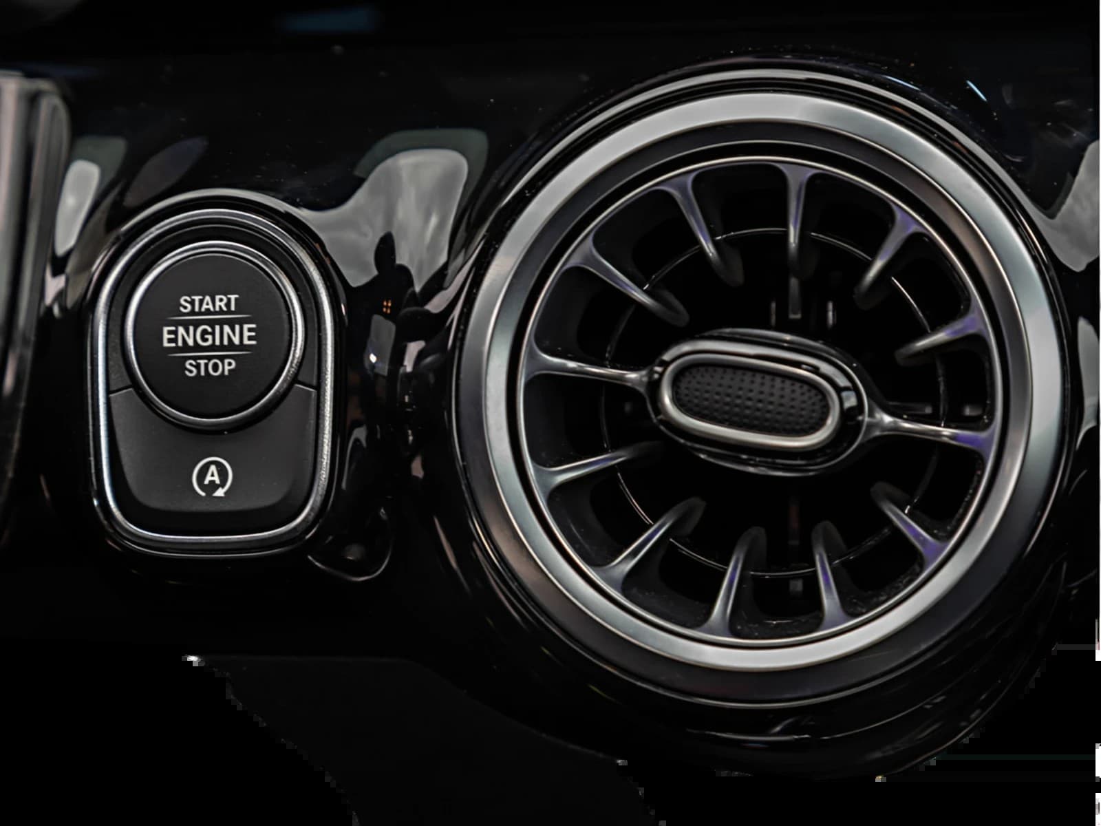 Mercedes-Benz GLA 250 4M AMG-Sport/MLB/Pano/AHK/Night/Sound/20 — 17