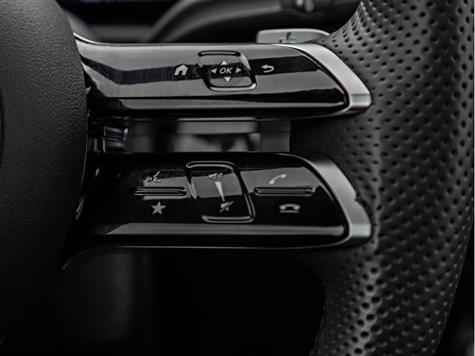 Mercedes-Benz GLA 250 4M AMG-Sport/MLB/Pano/AHK/Night/Sound/20 — 20
